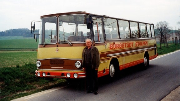Harry Müller neben einem Bus