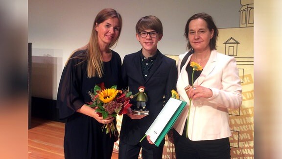 Daniela Adomat überreicht den MDR-Sonderpreis an Filip Antonio, daneben Beate Biermann.