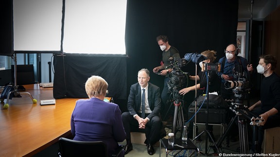 Regisseur Torsten Körner im Interview mit Angela Merkel zu ANGELA MERKEL - IM LAUF DER ZEIT