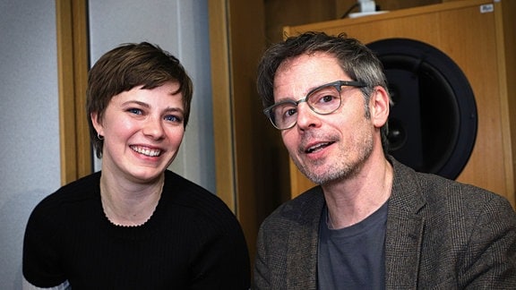 Saskia Rosendahl und Matthias Bundschuh, eine Frau mit kurzen dunklen Haaren und ein Mann mit einer Brille und einem Sakko 
