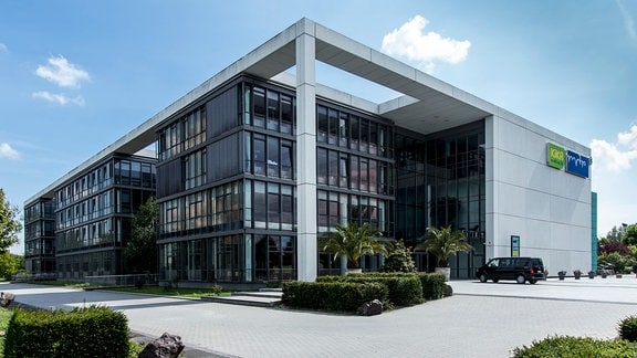 Blick auf die Fassade des MDR-Landesfunkhauses Thüringen in Erfurt