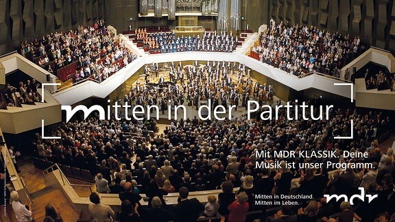 gut besuchter Konzertsaal mit Orchester in der Mitte und Orgel im Hintergrund Antrittskonzert "Carmina Burana" des neuen Chefdirigenten des MDR Sinfonieorchesters Kristjan Järvi am 15.09.2012 im Gewandhaus in Leipzig