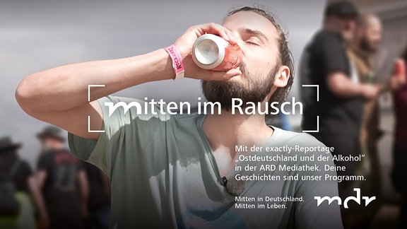 Ein Mann befindet sich auf einem Musikfestival und trinkt aus einer Bierdose.