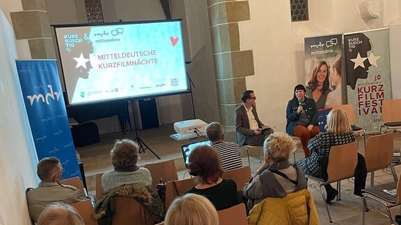Moderator Andreas Piasek im Gespräch mit Filmemacherin vor Publikum