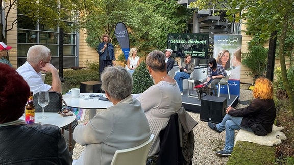  Gäste und Mitwirkende von "Tierisch tierisch" im Französischer Garten in der Mediacity Leipzig.