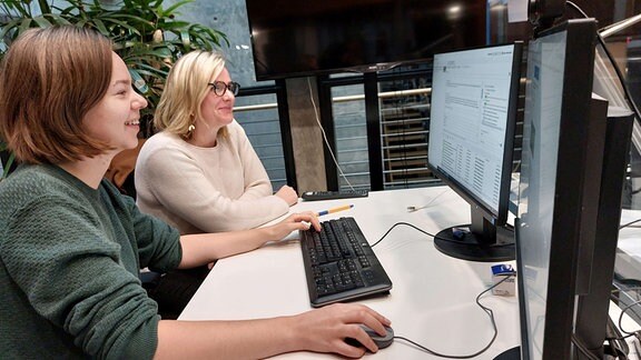 Programmmachen bei MDR SACHSEN-ANHALT: Programmmacherin Kathleen Ardelt (hinten) mit TDI-CvD Maria Hendrischke