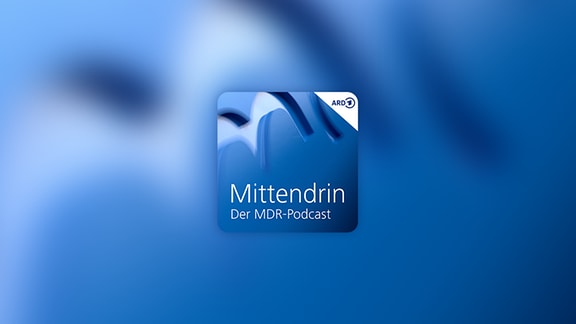 Weißer Text "Mittendrin - Der MDR-Podcast" auf blauem Hintergrund, rechts oben weiße Ecke mit dunkelblauem ARD-Logo.