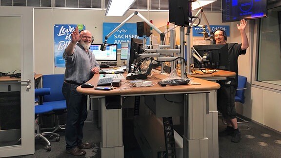 Lars Gasper (rechts) aus Stendal als Programmmacher mit Oldieabend-Moderator Peter Hofmann im Radiostudio von MDR SACHSEN-ANHALT.