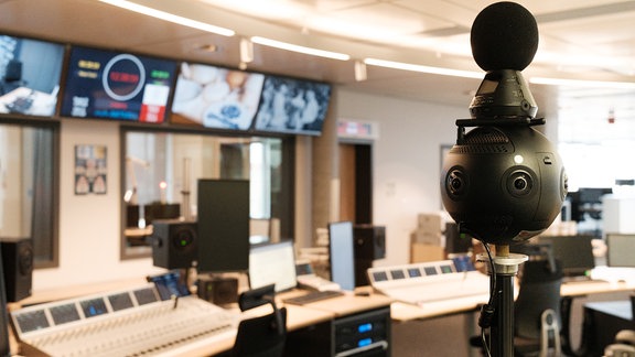 360-Grad-Kamera steht in einem Studio vor Bildschirmen und Mischpulten