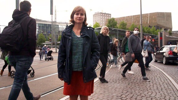 Junge Frau zwischen anderen Personen auf dem Leipziger Augustusplatz