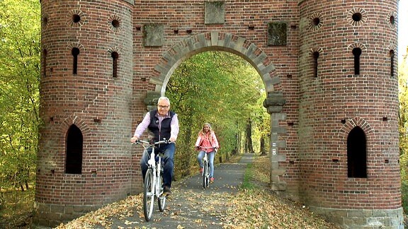 Victoria Herrmann und Andreas Neugeboren sind mit dem Fahrrad auf dem R1 zwischen Dessau und Oranienbaum unterwegs