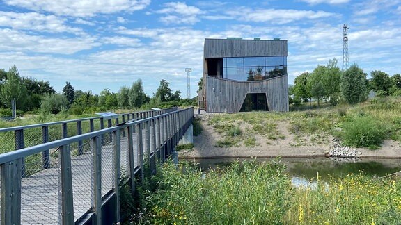 Haus der Flüsse in Havelberg: Ein Steg führt zu einem Haus, in dem ein Informationszentrum untergebracht ist.