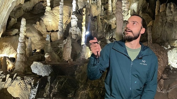 Reporter Daniel Tautz auf seiner Höhlentour im Harz 