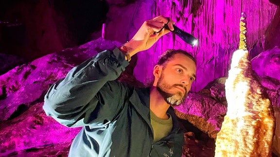 Reporter Daniel Tautz auf seiner Höhlentour im Harz 