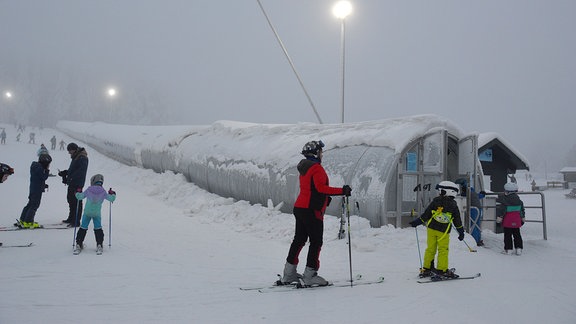 Den Skiknirpsen macht das Abfahren am Altenberger Skihang unter Flutlicht besonders viel Spaß.