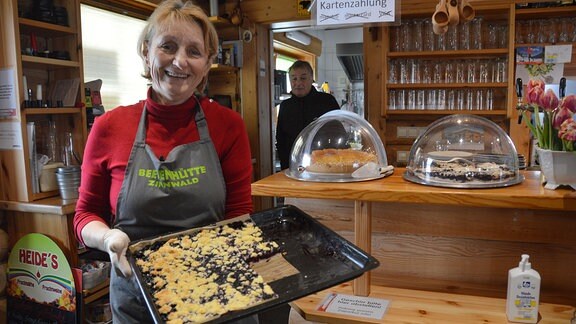 In der Beerenhütte in Zinnwald-Georgenfeld schmecken besonders Heidi Beers heiße Waffeln mit Heidelbeeren.