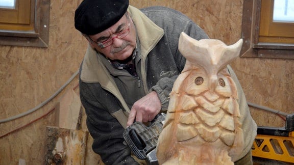 Rainer Zier holt sich aus dem Wildpark Geising-Hartmannmühle Anregungen für seine Tierskulpturen.