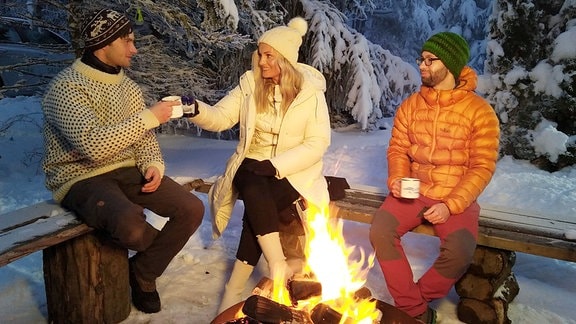 Lagerfeuer im Schnee, Anna-Sophie Assmann zwischen zwei Männern