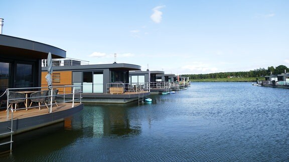 In der schwimmenden Ferienhaussiedlung am Bootshafen Klitten erlebt der Feriengast Wind und Wellen am Bärwalder See besonders intensiv.