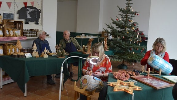 Klöppeln und Moosleute schnitzen ist im Advent auch in Rodewisch angesagt.