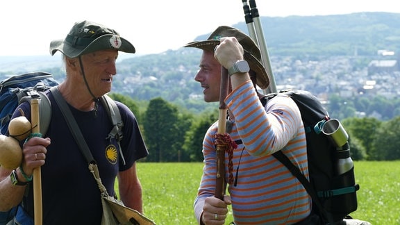 Alex Huth begibt sich auf Pilgerreise. Exakt 43 Kilometer pilgert er auf dem Abschnitt Jakobsweg zwischen Annaberg-Buchholz und Schneeberg. An seiner Seite auch Pilger Gerd Lauckner.