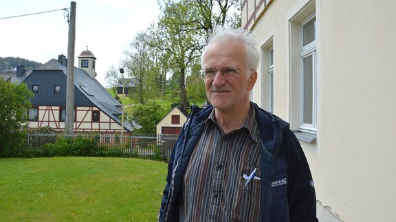 Pfarrer Sieghard Löser betreut Pilger in Etlerlein. Im ehemaligen Pfarrhaus können Fernwanderer in Mehrbettzimmern übernachten. Kirchenführung ist inklusive.