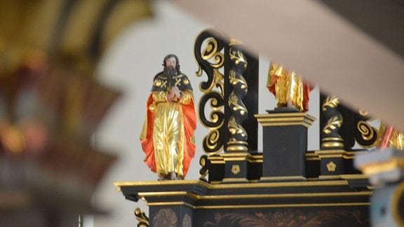 Auf dem Altar der Kirche Elterlein steht der Apostel Jakobus mit den traditionellen Attributen wie Pilgerstock und Jakobsmuschel. Dass diese Holzfigur hier ihren Platz fand, steht auch dafür, dass im Erzgebirge schon immer auch gepilgert wurde.