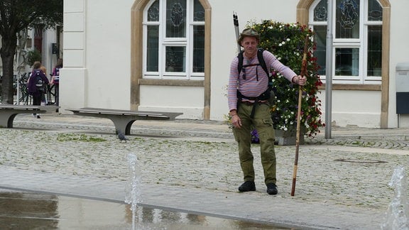 Abkühlung verschafft sich Alex Huth am sprudelnden Bergtadt-Brunnen in Schneeberg