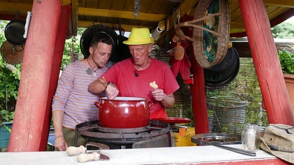 Wer pilgert braucht auch eine nahrhafte Mahlzeit. Pilgerfreund Gerd Lauckner unterhält in Aue-Bad Schlema eine spanische Gastwirtschaft. Gemeinsam mit Alex Huth bereiten sie eine Kartoffelsuppe für zehn Personen zu. 