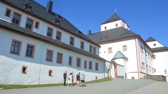 Menschen vor einem Schloss