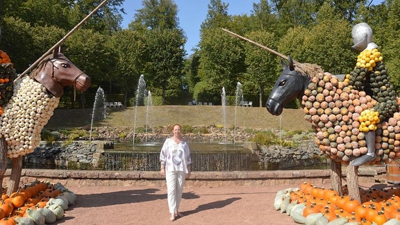 Eine junge Frau vor einem Brunnen