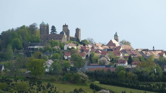 Das einstige Ackerbürgerstädtchen Stolpen liegt im Windschatten der hohen Burgmauern.