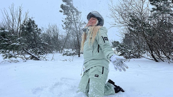 Eine Frau in Skikleidung im Schnee