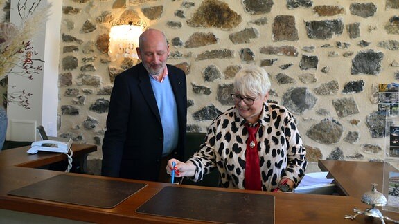 Mann und Frau hinter Tresen