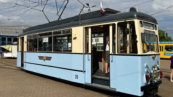 blauer Straßenbahntriebwagen auf dem Betriebshof in Gotha