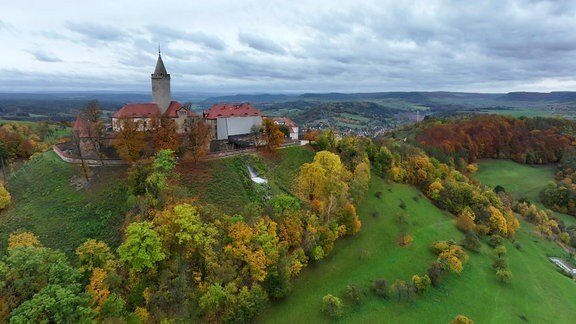 Drohnenaufnahme der Leuchtenburg im Herbst