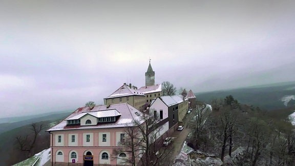 Luftaufnahme der Leuchtenburg im Winter