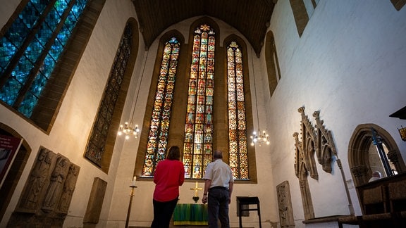 zwei Personen stehen vor dem Altar des Augustinerklosters in Erfurt