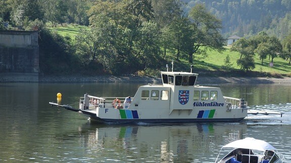 Fähre mit Thüringer Wappen vor einem Brückenpfeiler am Ufer