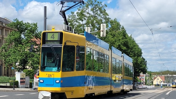 Ein Schweizer Triebwagen der Thüringerwaldbahn fährt über den Gothaer Arnoldiplatz    