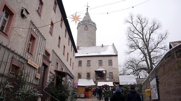 Blick in den weihnachtlich geschmückten Hof der Leuchtenburg