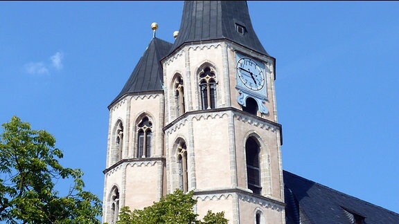 Zwei unterschiedliche hohe Türme einer Kirche