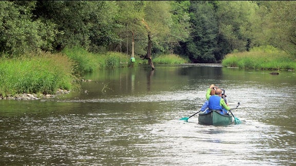 Kanu fährt auf Fluss