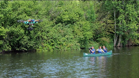 Drohne filmt Kanu auf Fluss