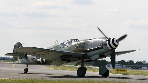 historisches deutsches einmotoriges Jagdflugzeug rollt zum Start