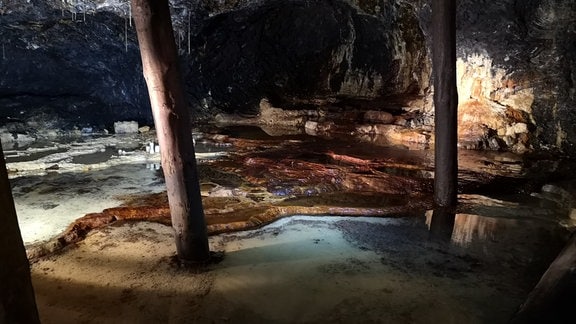 Lichteinfall in Grotte mit hölzernen Stützen im Grottensee