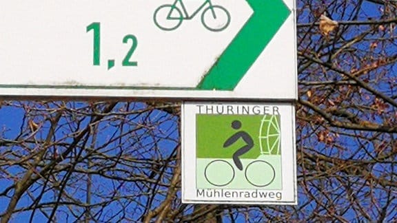 Ein Schild, das den Thüringer Mühlenradweg kennzeichnet. 