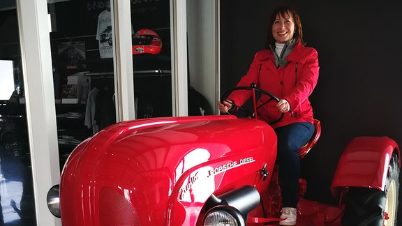 Moderatorin Steffi Peltzer-Büssow auf dem einzigen Traktor des Ferrari-Fuhrparks.