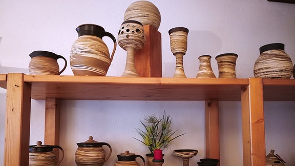 Keramiken in der Werkstatt von Dany Ruszkiewicz.