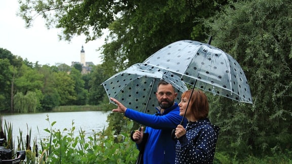 Zwei mit Regenschirm im Park Greiz